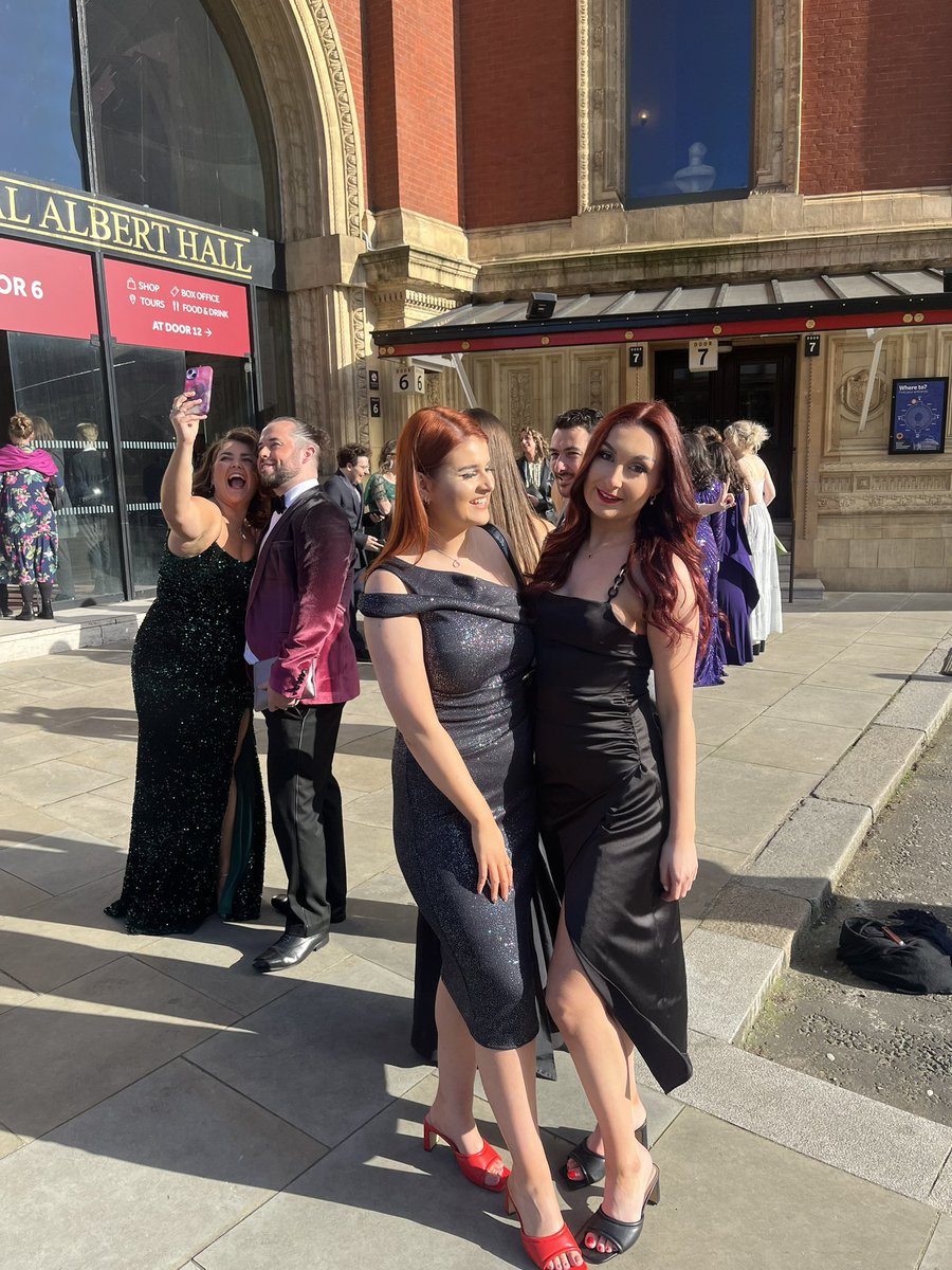 Olivier Awards 🤍✨ #OlivierAwards 
Soooo happy Jodie Comer won 🥹 
<a href="/OlivierAwards/">Olivier Awards</a>