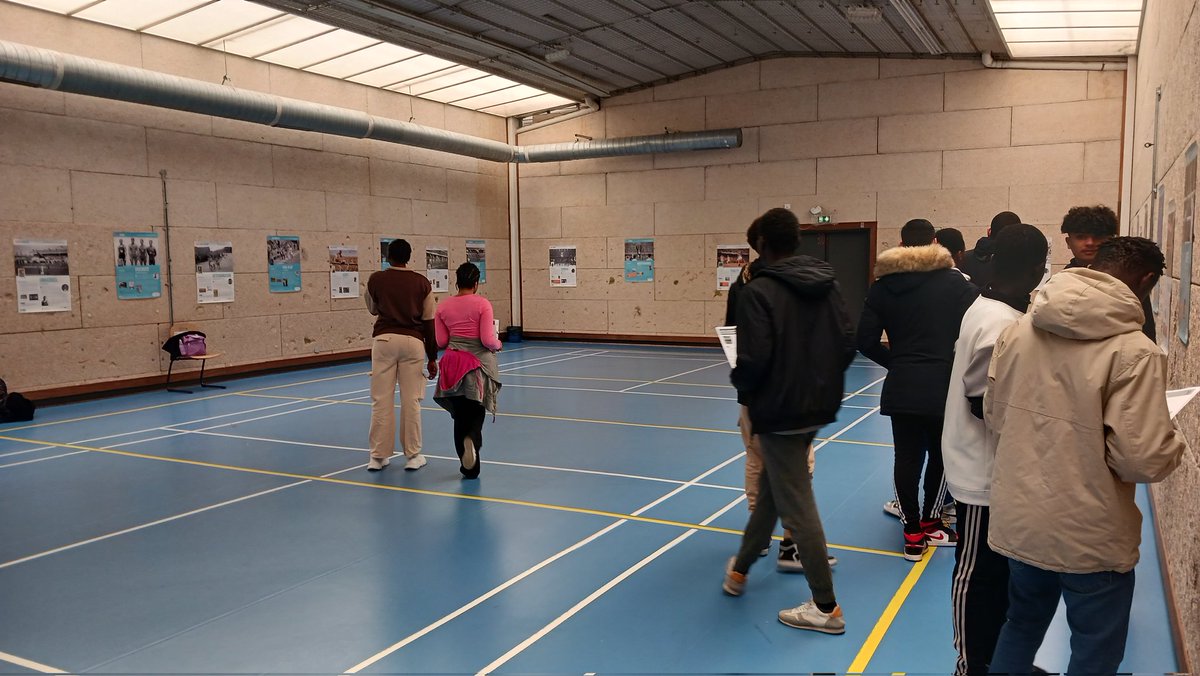 LPAnatoleFrance's tweet photo. Pour la #SOP2023 nos élèves découvrent l'exposition Histoire, Sport et Citoyenneté avec les JO de 1896 à 2024 sur les murs du gymnase en visite interactive pédagogique. Anatole France, lycée labelisé #generation2024 
 #JO2024 @acversailles @VilleColombes https://t.co/bZofBeYTKM