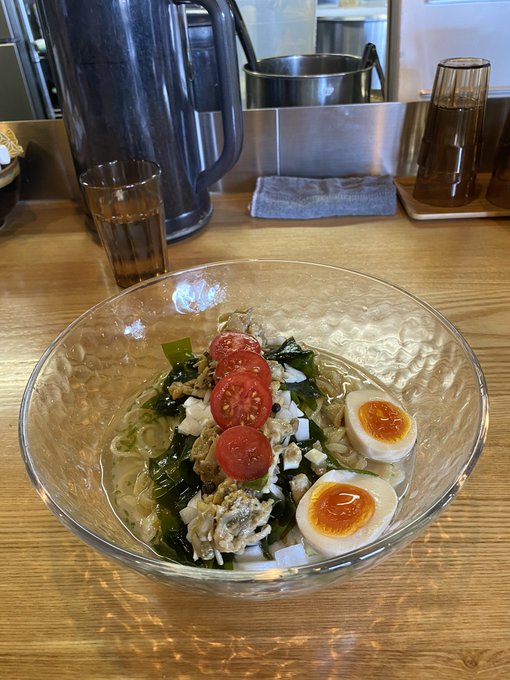 今日はこちラで貝とワカメの冷やしそばに味玉ポチッと☝️ たっぷりな贅沢貝アベンジャーズな濃厚の旨味の中にワカメのコリコリ