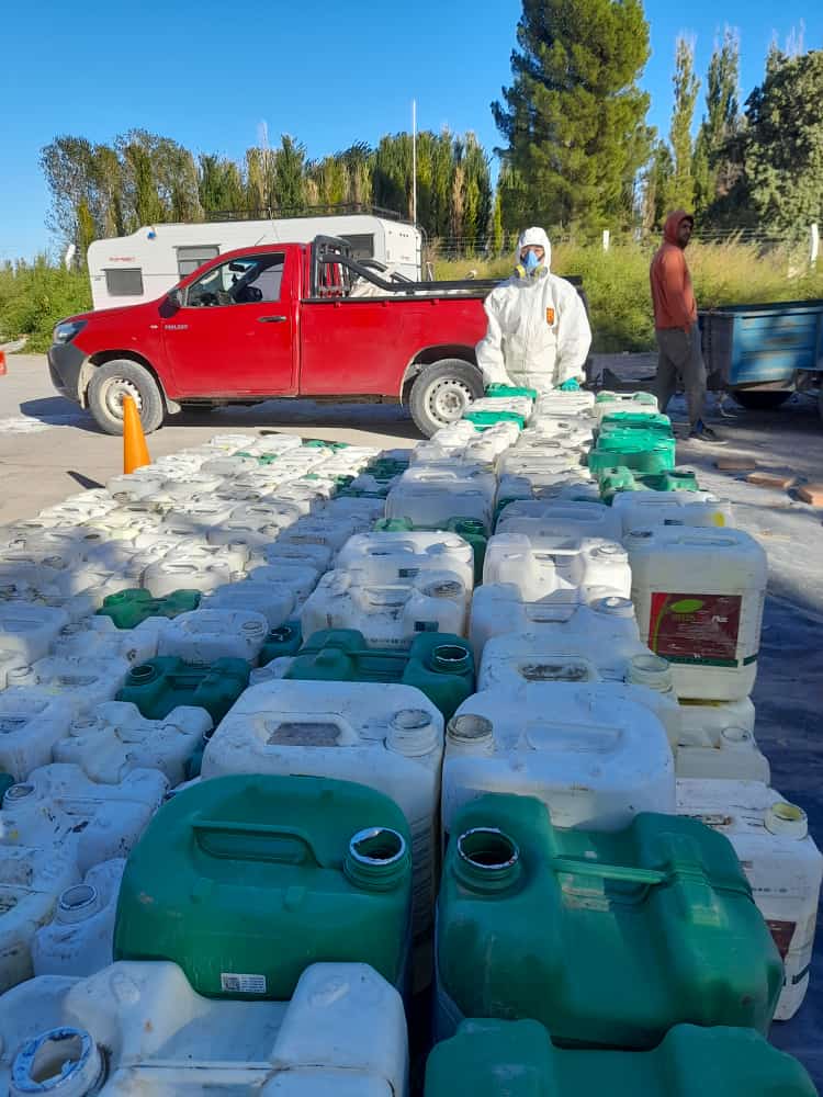 Finalizó con éxito la 9 Campaña de Recepción de envases vacíos fitosanitarios en el IDEVI
Se juntaron mas de 270 bolsones que seran llevados para su reciclado
Viedma fue la localidad que más bolsones recibió  a nivel Provincial, gracias al fuerte trabajo interinstitucional