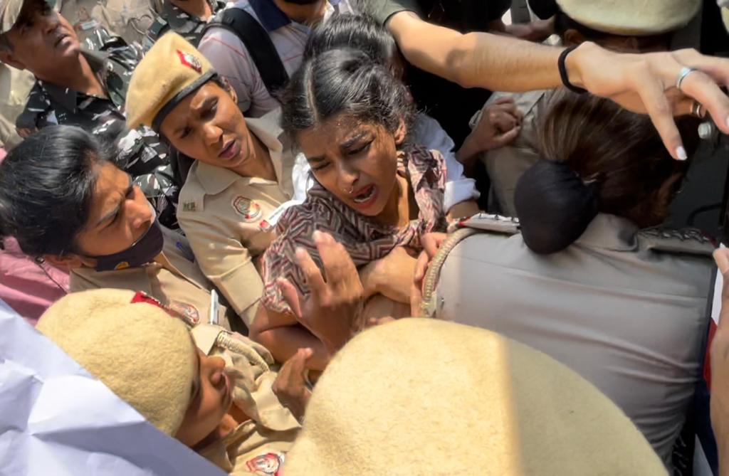 anjali__27's tweet photo. Students who joined the protest at IPCW gate in solidarity with the students of IPCW were detained brutally!

Why is this administration so scared of accountability and dissent!

Delhi police somehow manages to show up on time whenever there is a protest! https://t.co/Y8aDV3O2ot