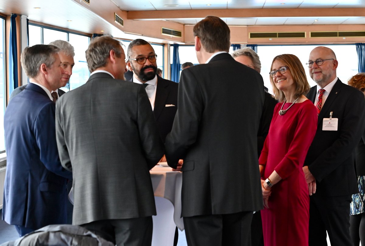 A few days ago, His Majesty King Charles III visited the Port of Hamburg. We are more than delighted that our Head of CML Prof. Dr.-Ing. Carlos Jahn was invited to this special event. On site, he spoke about the future of maritime logistics #FraunhoferCML