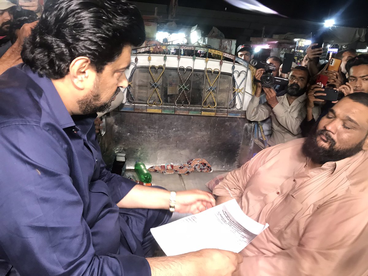 anzar_siddiq's tweet photo. کوئی آئین میں لگا ہے کوئی الیکشن میں، ایک شخص @KamranTessoriPk جو غربیوں میں لگے ہیں

 تین سو کلو وزنی شخص سوزوکی میں بیٹھ کر گورنر کے پاس آیا توخود سوزوکی میں بیٹھ گئے اور مسلہ حل کیا

عوام میں رہیں, عوامی خدمت جنت دلائی گی

#MardumShumariHumariRedLine
News From @sohailshabbir9 https://t.co/RmoJnpwO72