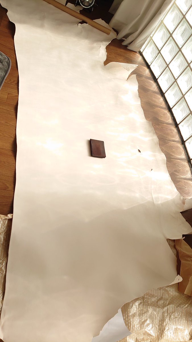 decoryunxa's tweet photo. 掃除して広げてみましたがデカい！真ん中のは前に作った自分用の財布です。 https://t.co/srIKWv3R5K