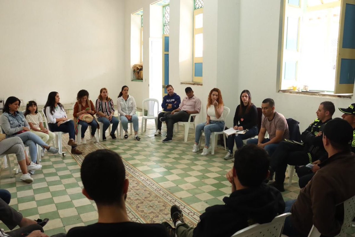 jorgemarcila's tweet image. #EnComunidad | Sentarse para escuchar las necesidades es fundamental para servir de manera eficaz en lo público. A los habitantes de comerciantes de la zona de @ESPAMarinilla seguiremos trabajando unidos.