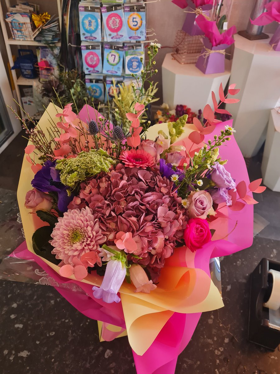 crystalscrowns's tweet photo. Playing with flowers today at my other job 💐 #florist https://t.co/NtsnZuSHy4