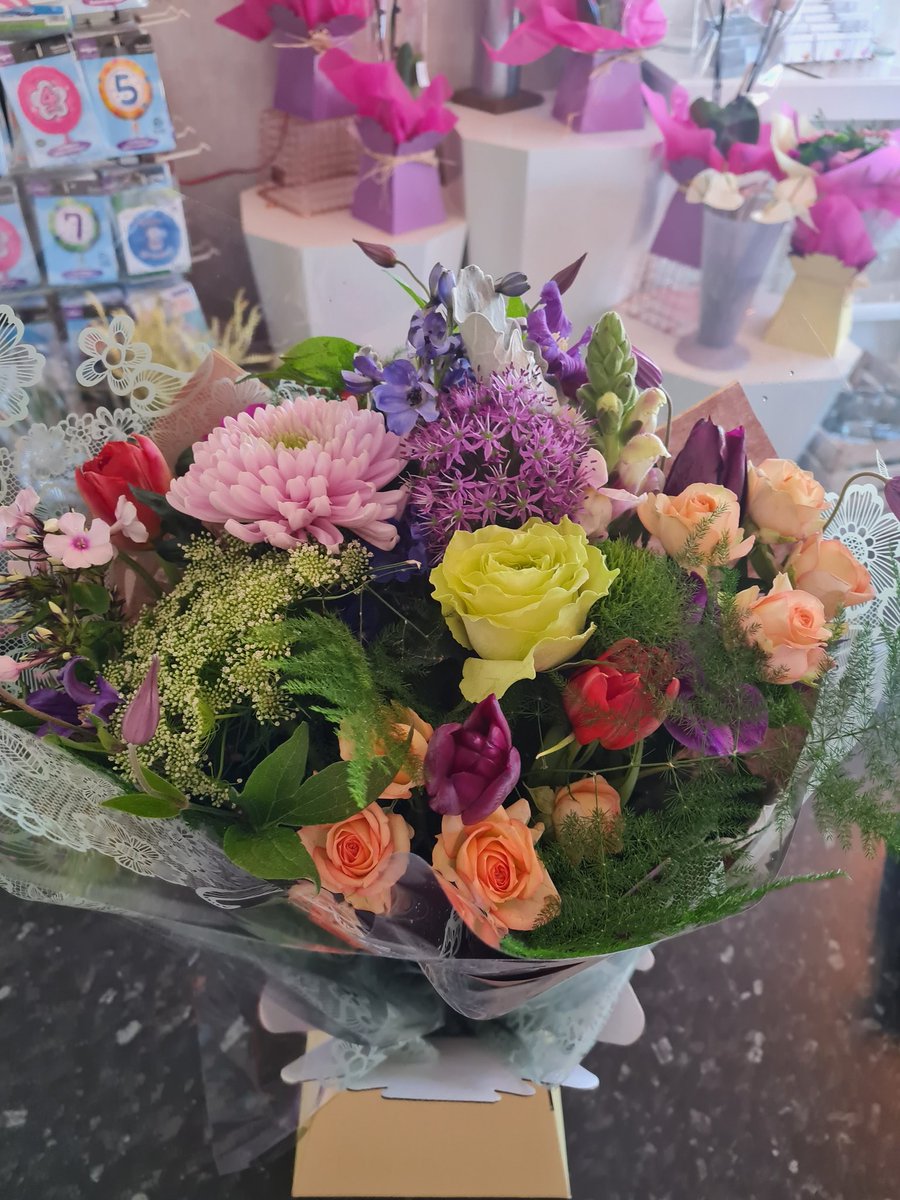 crystalscrowns's tweet photo. Playing with flowers today at my other job 💐 #florist https://t.co/NtsnZuSHy4