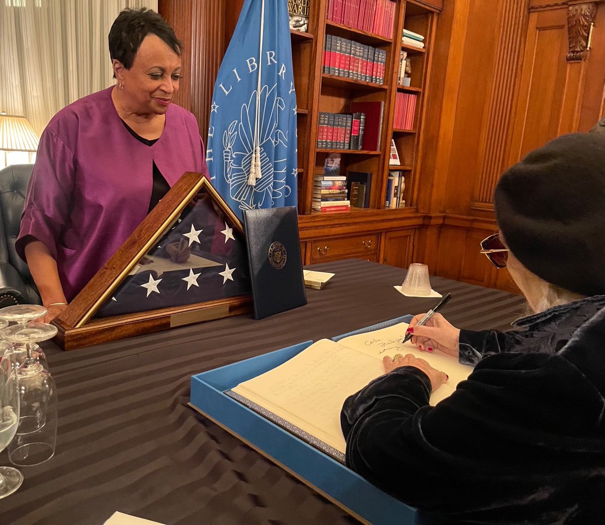 LibnOfCongress's tweet photo. We are still glowing in the light of @jonimitchell after the @PBS premiere of the 2023 @librarycongress Gershwin Prize. 
Before she left Joni signed (and drew) this thoughtful message. The drawing is the Library’s flag by the bookcase. https://t.co/40UqRkTvA5