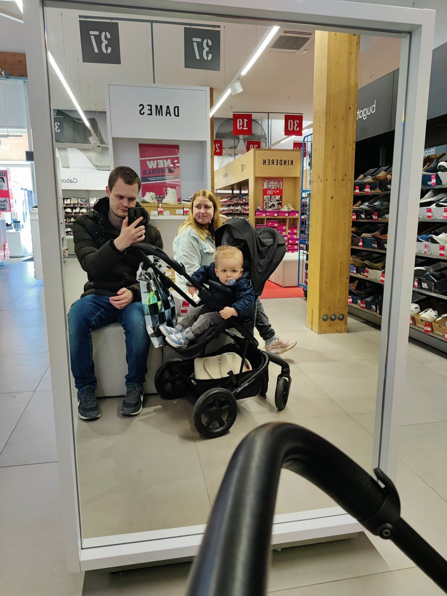 RickvdBreggen's tweet photo. Met de fam schoenen kopen https://t.co/5e8lhvzWpw