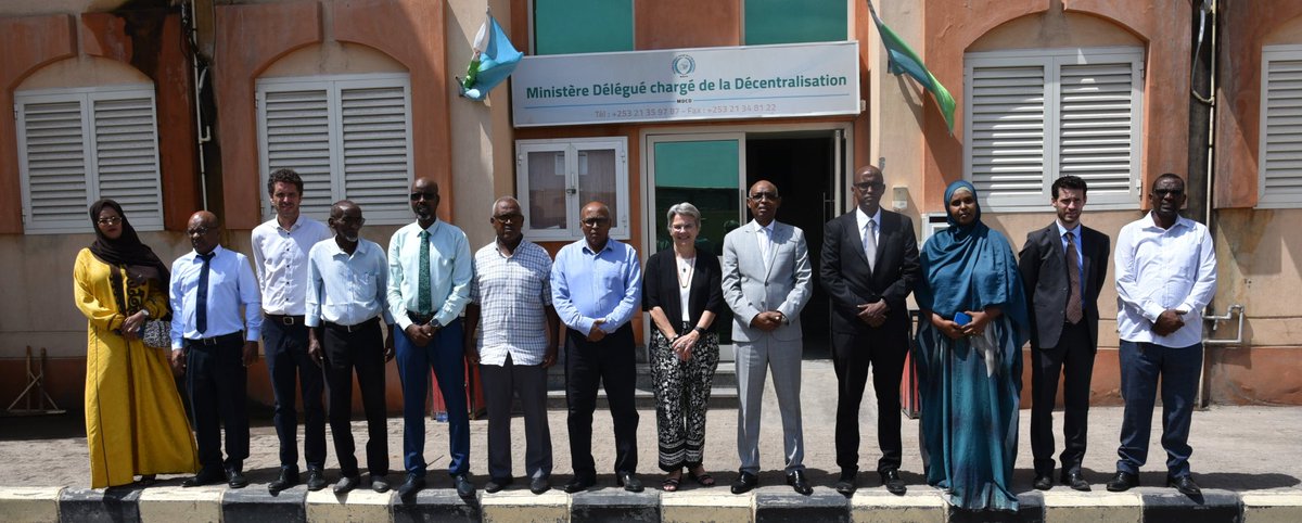 CR_Dikhil's tweet photo. Photo de famille après la signature du contrat des subvention au siège du #MDCD entre les 5 conseils régionaux et @EFaDjibouti dans le cadre du programme #ADIL, financé par @UEaDjibouti. https://t.co/graAb6hUqE