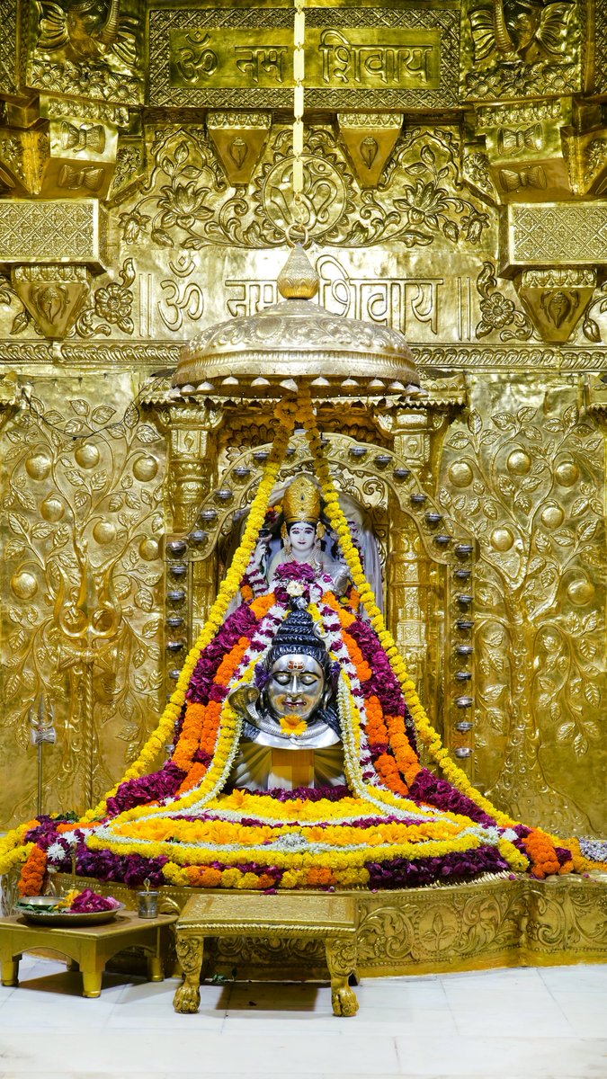 Somnath_Temple's tweet photo. श्री सोमनाथ महादेव मंदिर,
प्रथम ज्योतिर्लिंग - गुजरात (सौराष्ट्र)
दिनांकः 03अप्रैल 2023, चैत्र शुक्ल द्वादशी एवं त्रयोदशी - सोमवार
सायं शृंगार
04231686
#somnathtemple
#shree_somnath_trust
#Somnath_Vastra_Prasad
#Somnath_Temple_Live_Darshan
#Somnath_Temple_Official_Channel https://t.co/L6IDcYnsEQ