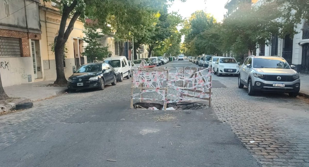 TransitoTwiit's tweet photo. DIA 6️⃣ 
SEGUIMIENTO DEL GRAN BACHE EN #Caballito 
AHORA SEÑALIZADO IMPRESIONANTE POZO / GRAN BACHE PROFUNDO EN NICASIO OROÑO AL 1100 ENTRE AV. GAONA Y APOLINARIO FIGUEROA
😧 LA CIUDAD DE HORACIO RODRÍGUEZ LARRETA
#BuenLunes #Transito #Caba https://t.co/2ym7Af5lDp