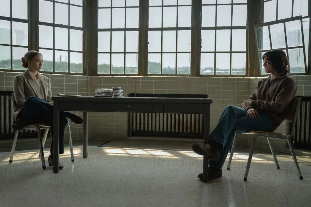 CinephileGuide's tweet photo. Here is the first official look at the Apple TV+ series ‘THE CROWDED ROOM’ starring Tom Holland, Amanda Seyfried and Emmy Rossum.

The series will premiere on the streaming platform on June, 9. https://t.co/RnIfzNM82r