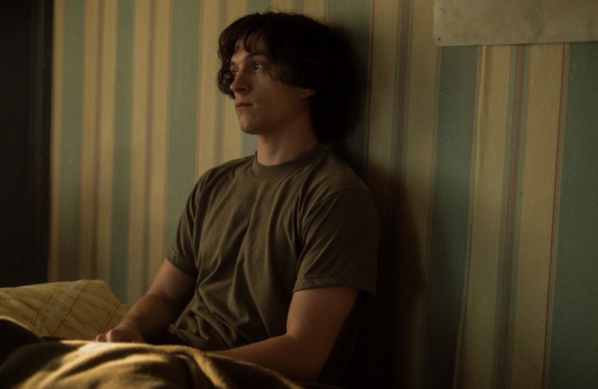 CinephileGuide's tweet photo. Here is the first official look at the Apple TV+ series ‘THE CROWDED ROOM’ starring Tom Holland, Amanda Seyfried and Emmy Rossum.

The series will premiere on the streaming platform on June, 9. https://t.co/RnIfzNM82r