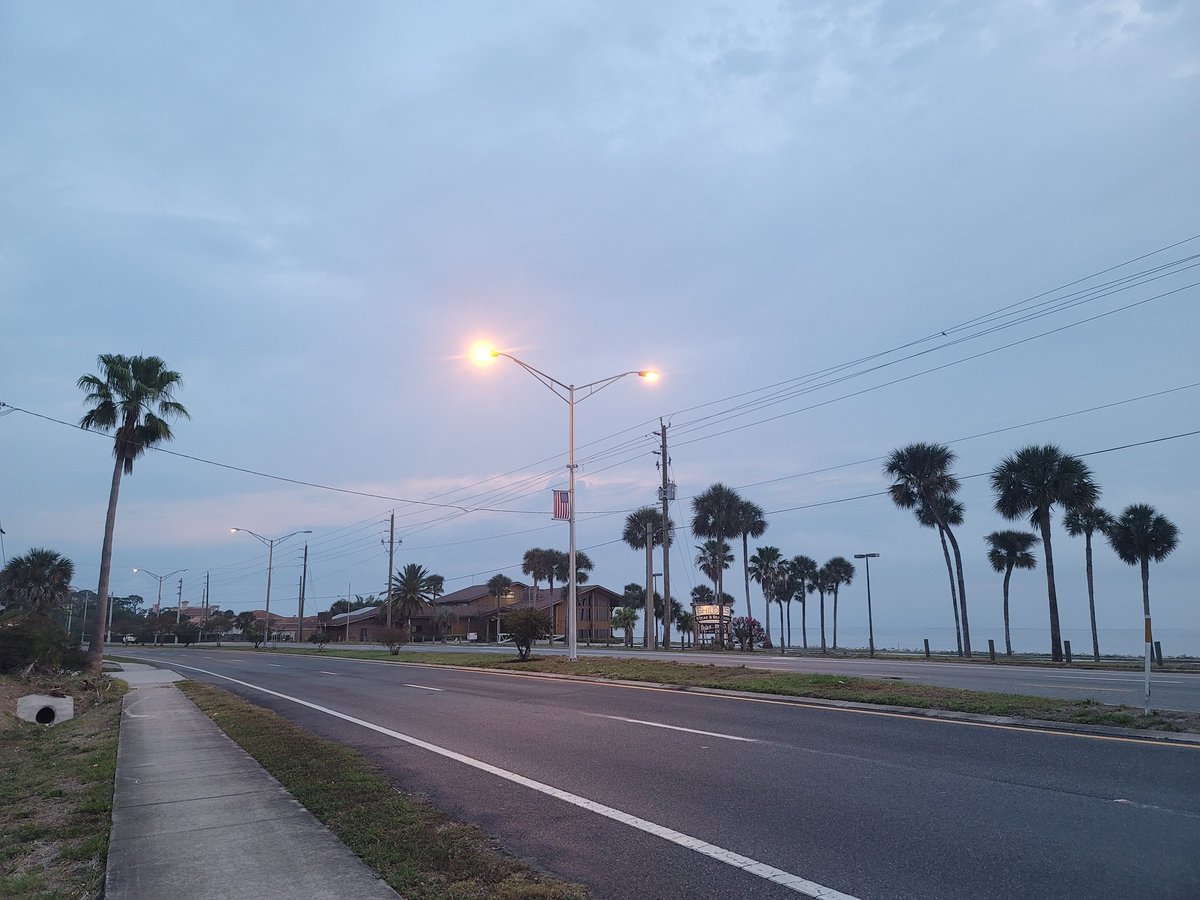 SpaceCoastSkies's tweet photo. Big tease #FLwx #sunrise #whatsun #SpaceCoastSkies #StormHour #VAB https://t.co/8qxlZVWPiQ