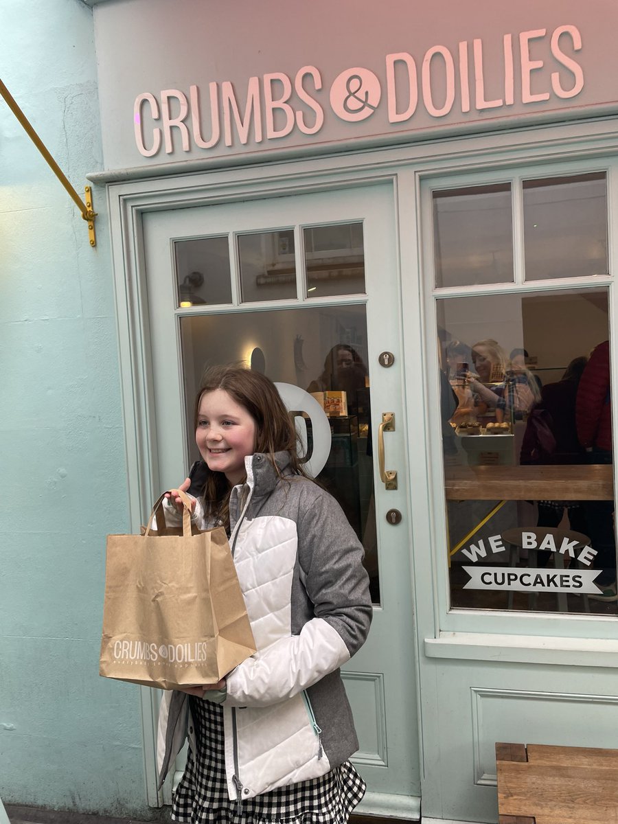 hwardy13's tweet photo. @crumbsandoilies visiting her fav cafe. Getting some delicious treats 😝😋 thanks Jemma your her hero 🥰 https://t.co/6TPYZ0NTOo