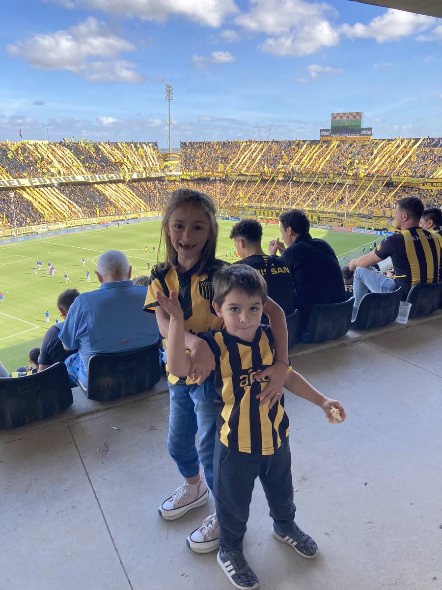 Diegomacielcap's tweet photo. Un sueño el primer clásico con los niños! Chauuu visitante 👋🏻👋🏻 https://t.co/M08doTSB4f