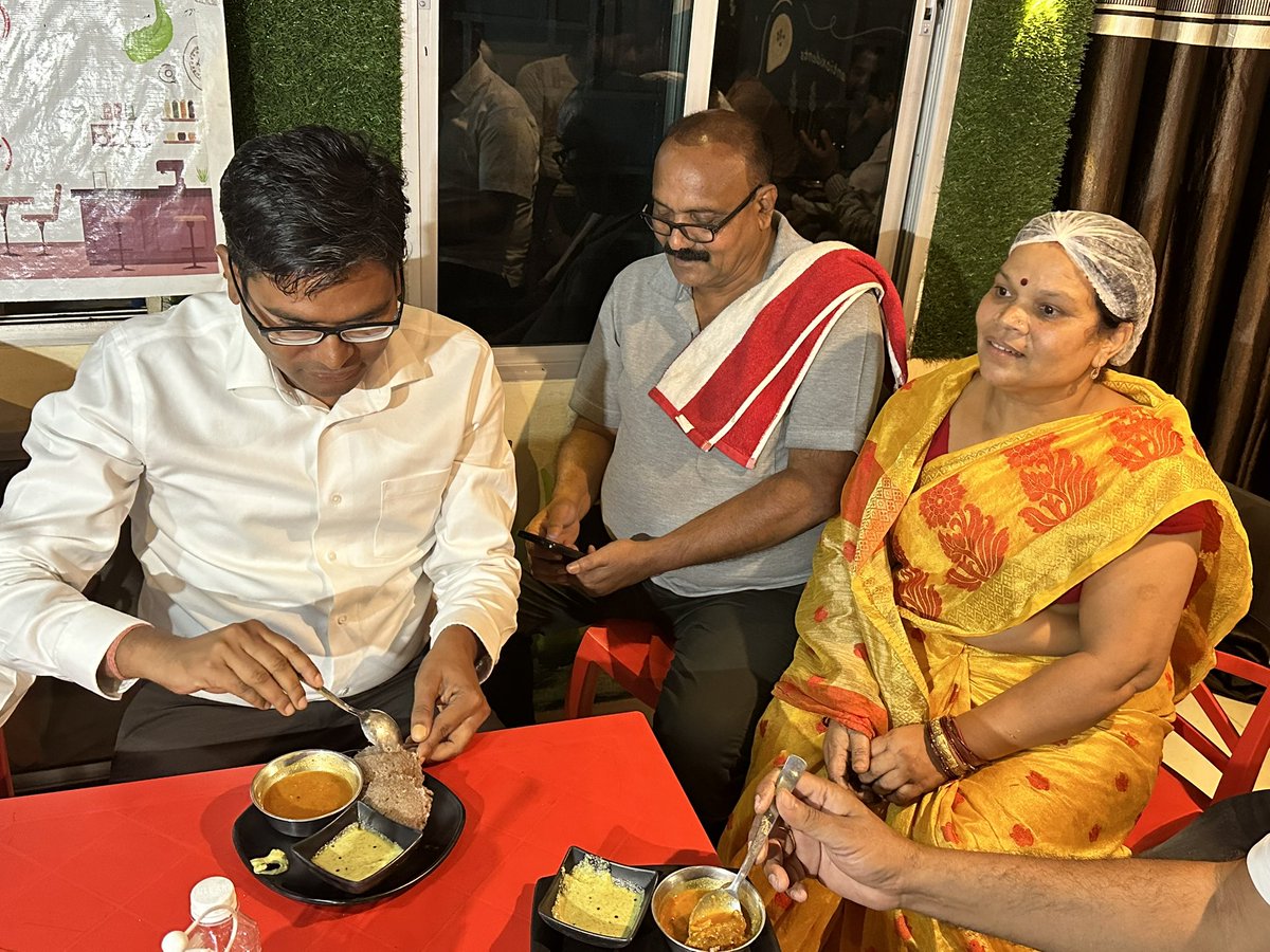 agrawal_aish's tweet photo. Today with Bjp karyakartas we all with @OPChoudhary_Ind ji went to #milletcafe Raigarh which is appreciated by our Pm @narendramodi ji @BJP4India @AmitShah @AmitShahOffice @JPNadda @NamoApp @NMAppVrtualMeet https://t.co/5lSSeEhg8q