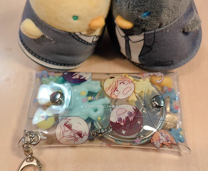 マイヒ14巻のアニメイトさんの有償特典マルチクリアケースのサンプルいただいたのでアクキーと缶バッジ詰めたーー無心でやれる… 