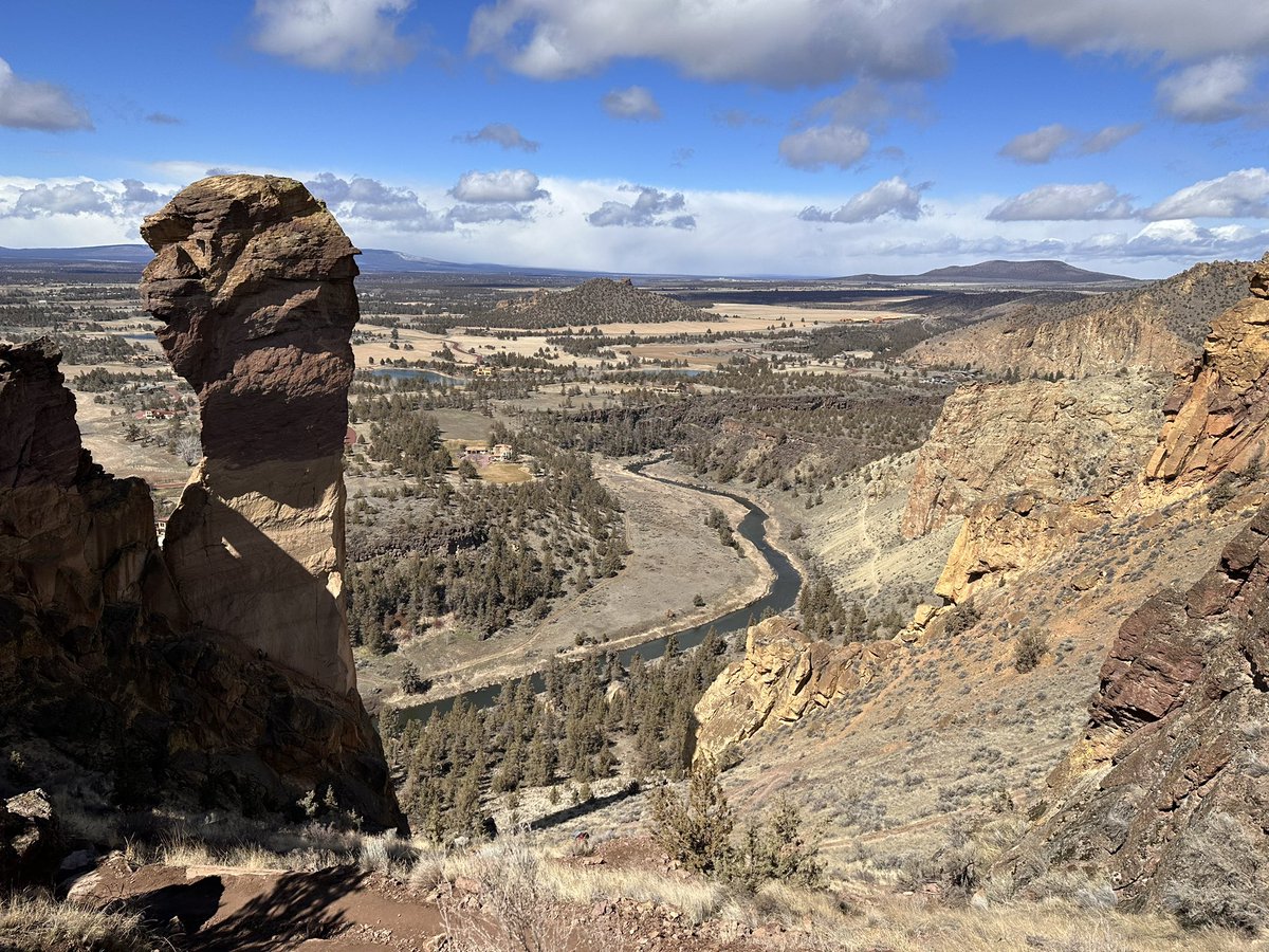 KelleyBayernWX's tweet photo. Found some sunshine in central Oregon over the weekend. Smith Rock looks good from all angles. 😍🏜️ #ClimbOR #MonkeyFace #PNW https://t.co/U4CCEznVme