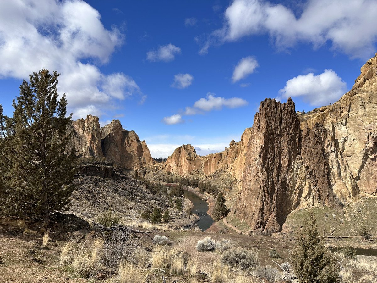 KelleyBayernWX's tweet photo. Found some sunshine in central Oregon over the weekend. Smith Rock looks good from all angles. 😍🏜️ #ClimbOR #MonkeyFace #PNW https://t.co/U4CCEznVme