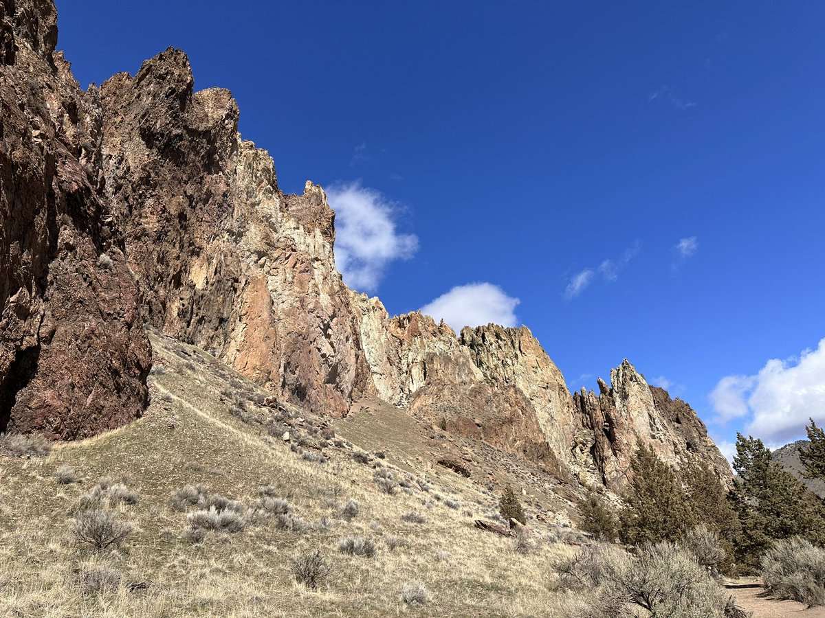 KelleyBayernWX's tweet photo. Found some sunshine in central Oregon over the weekend. Smith Rock looks good from all angles. 😍🏜️ #ClimbOR #MonkeyFace #PNW https://t.co/U4CCEznVme