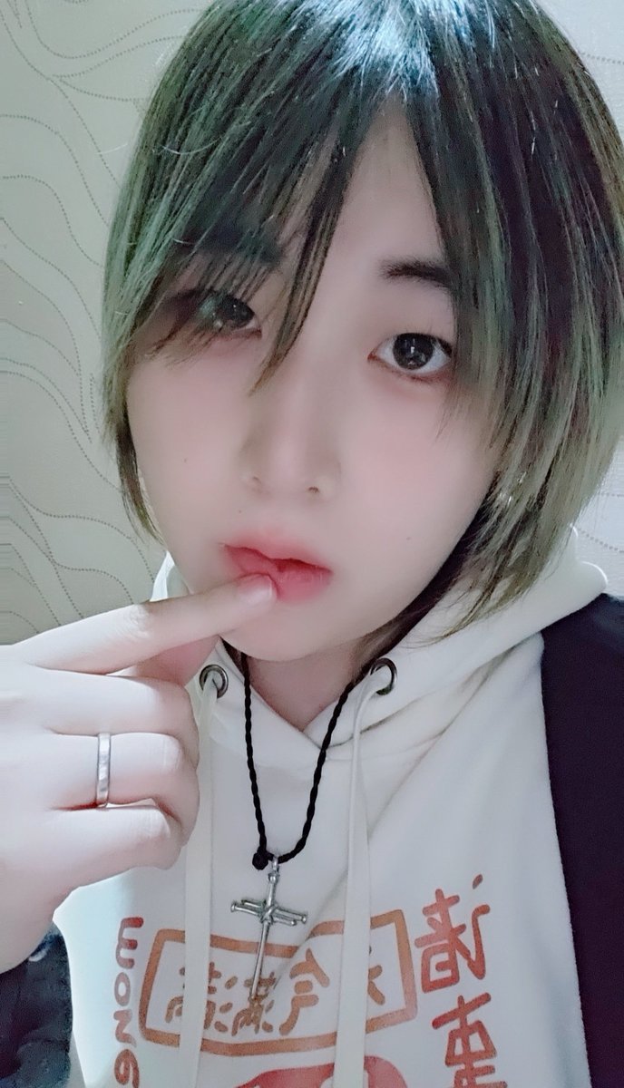 omgdive's tweet photo. ＃伪娘 #mtf 今天真的吃亏，住个房间有怪味就算了，还让人皮肤过敏。去找前台想换个房间阴阳怪气说我找事，让我找服务员和经理。查看房间之后理亏，开始说我好像故意找事，还威胁我，说我找事他有的是人。最后给换了房间阴阳怪气好像他吃了多大亏而且第一次听说在房间里面待半个小时有问题也不给退房了 https://t.co/V0nsniWVEO