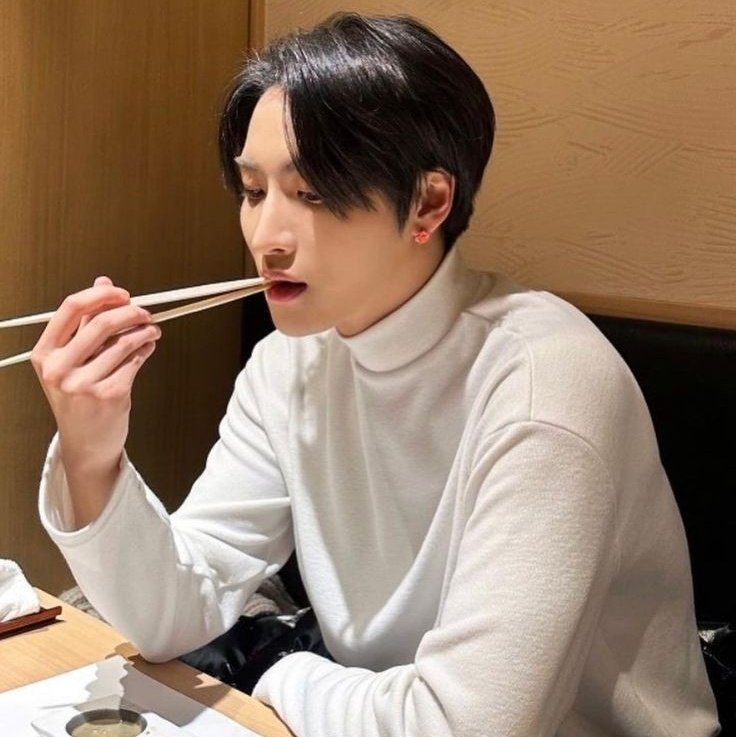 KoalaMoony's tweet photo. #seongjoong #au где Хонджун отец-одиночка

Однажды в кафе возле детского сада, он видит свою дочь, своего нового начальника и его сына

– Здравствуйте, господин Пак.. А зачем Соа?
– Приветствую, Ыну захотел угостить её вкусненьким. Присоединяйтесь, я тоже хочу вас угостить
#ATEEZ https://t.co/ubnYAAstwU