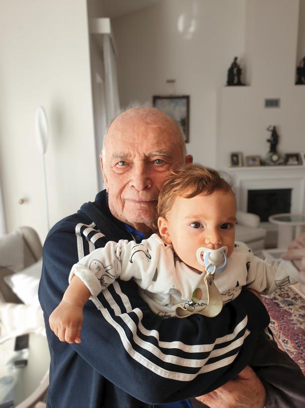 Canım Dedem, bugün senelerdir beklediğimiz, heycanlandiğımız o büyük gün. Bugün tam 100 yașında olacaktın. Malesef 8 ay kala, çok sevdiğin, her gün değer verdiğin bu hayata gözlerini yumdun.  İyi ki doğdun, iyi ki yaşadın Ömer İsmet Uzunyol! Biz yaşadıkça, adın hep yaşayacak. 🌹