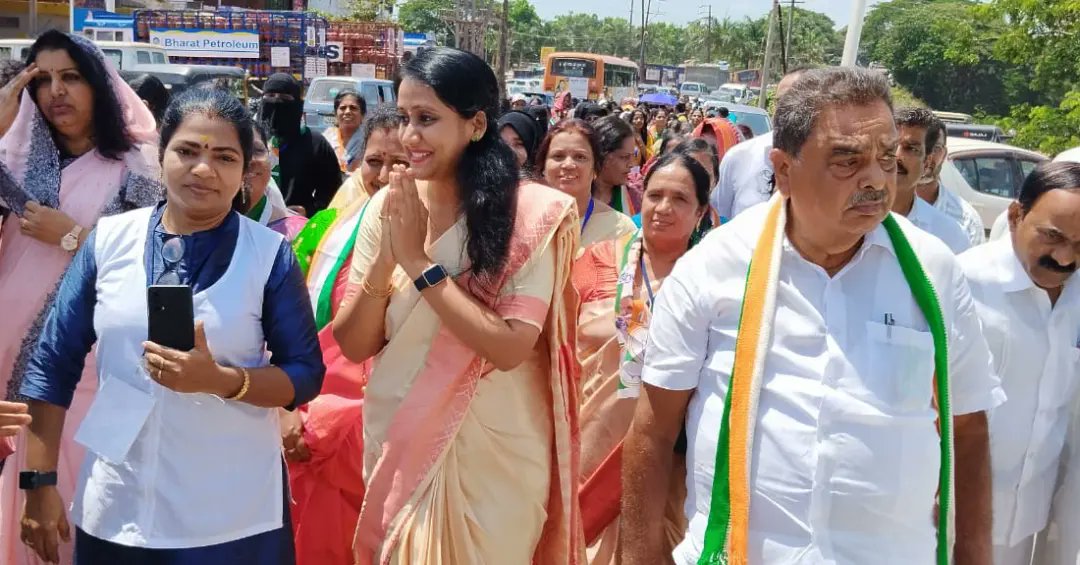 Bhavyanmurthy's tweet photo. ನಿನ್ನೆ  ದಕ್ಷಿಣ ಕನ್ನಡ ಜಿಲ್ಲೆಯ  ಬಂಟ್ವಾಳ ವಿಧಾನಸಭಾ ಕ್ಷೇತ್ರದಲ್ಲಿ,  ಮಾಜಿ ಸಚಿವರಾದ ಶ್ರೀ ರಮಾನಾಥ್ ರೈ  ಯವರ ನೇತೃತ್ವದಲ್ಲಿ  ನಡೆದ  ಮಾತೃ ಶಕ್ತಿ  ಸಮಾವೇಶದಲ್ಲಿ ಪಾಲ್ಗೊಂಡ ಸಂದರ್ಭ. 1/3 https://t.co/RpM4cpXIJh