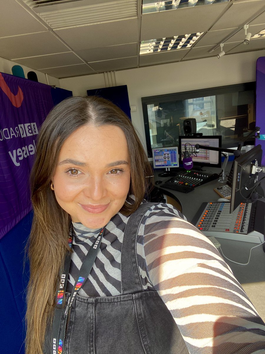 Back in Jers but I’m back on your radio across the Channel Islands from 2! 🎙️

We’re chatting #OlivierAwards2023, 50 years of the mobile phone &amp; Barnum! 🤹🏼‍♀️

Plus I’m reunited with Producer Emma-Jayne <a href="/EJB89/">Emma-Jayne Blackman</a> 🤍

LISTEN: bbc.co.uk/sounds/play/li… ✨