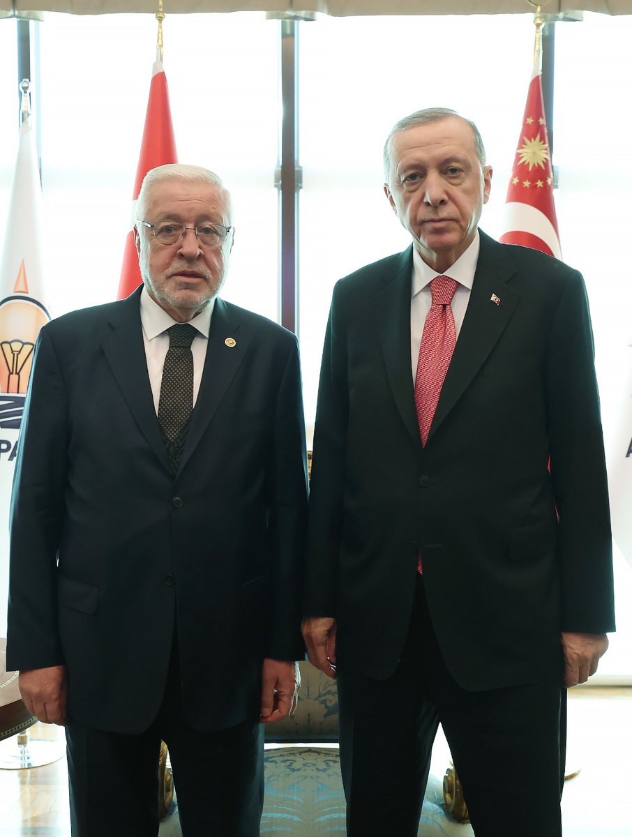 ahmet_uzer27's tweet photo. Saygıdeğer Gaziantepli hemşerilerim..

30 yıl önce başladığım aktif siyasi hayatımı bu seçimle noktalıyorum. Başlayan her görev mutlaka bir gün biter. Bu bağlamda 28. Dönem milletvekili adaylığı için başvurumu yapmadım. 
Görev yaptığım süre içerisinde 10 yıla yakın partimizin++ https://t.co/p9Xq0ezeaf