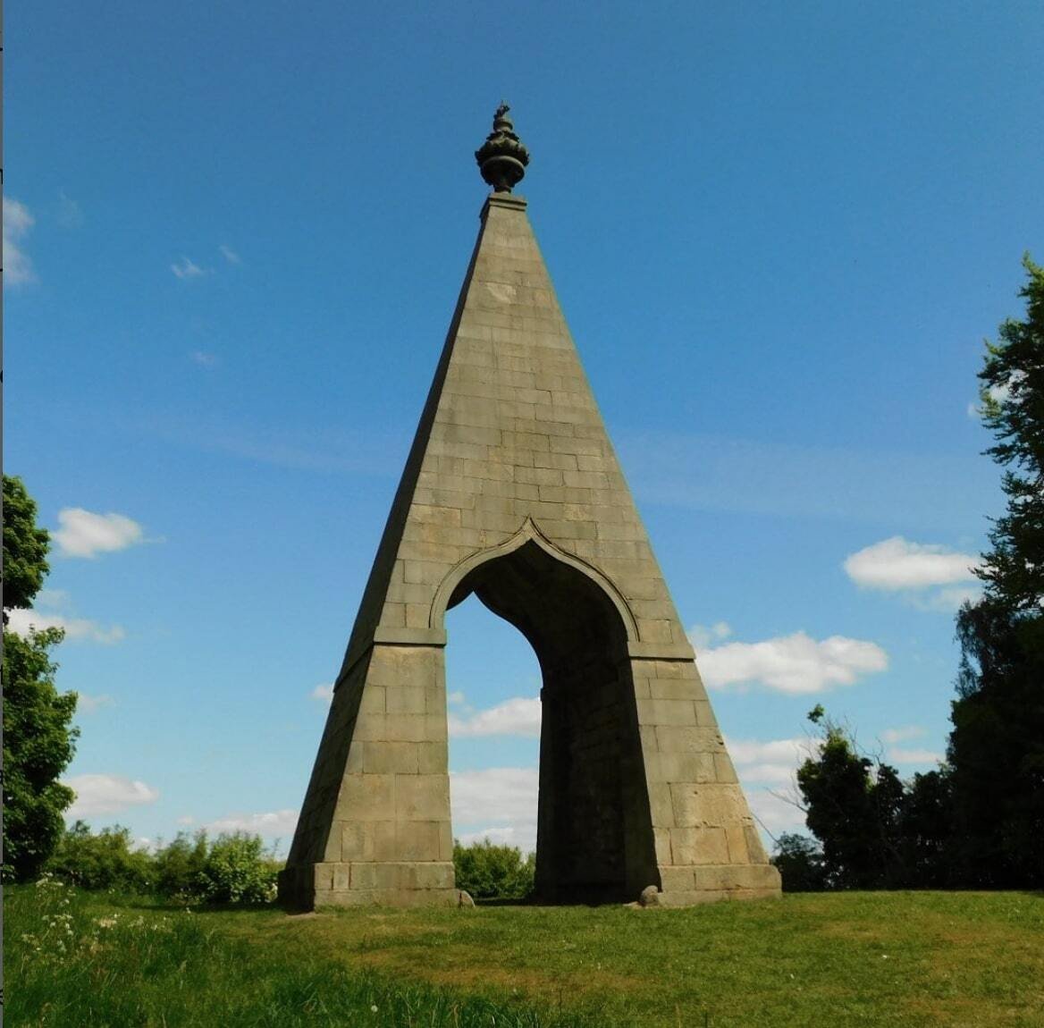 hauntedmagazine's tweet image. #QuirkyStuff
Wentworth in South Yorkshire, UK, is home to the Needle’s Eye, a 46ft tall pyramid of stone. It was erected in the 18th century by the 2nd Marquess of Rockingham, who wanted to win a bet that he could drive a coach &amp;amp; horses through the eye of a needle.