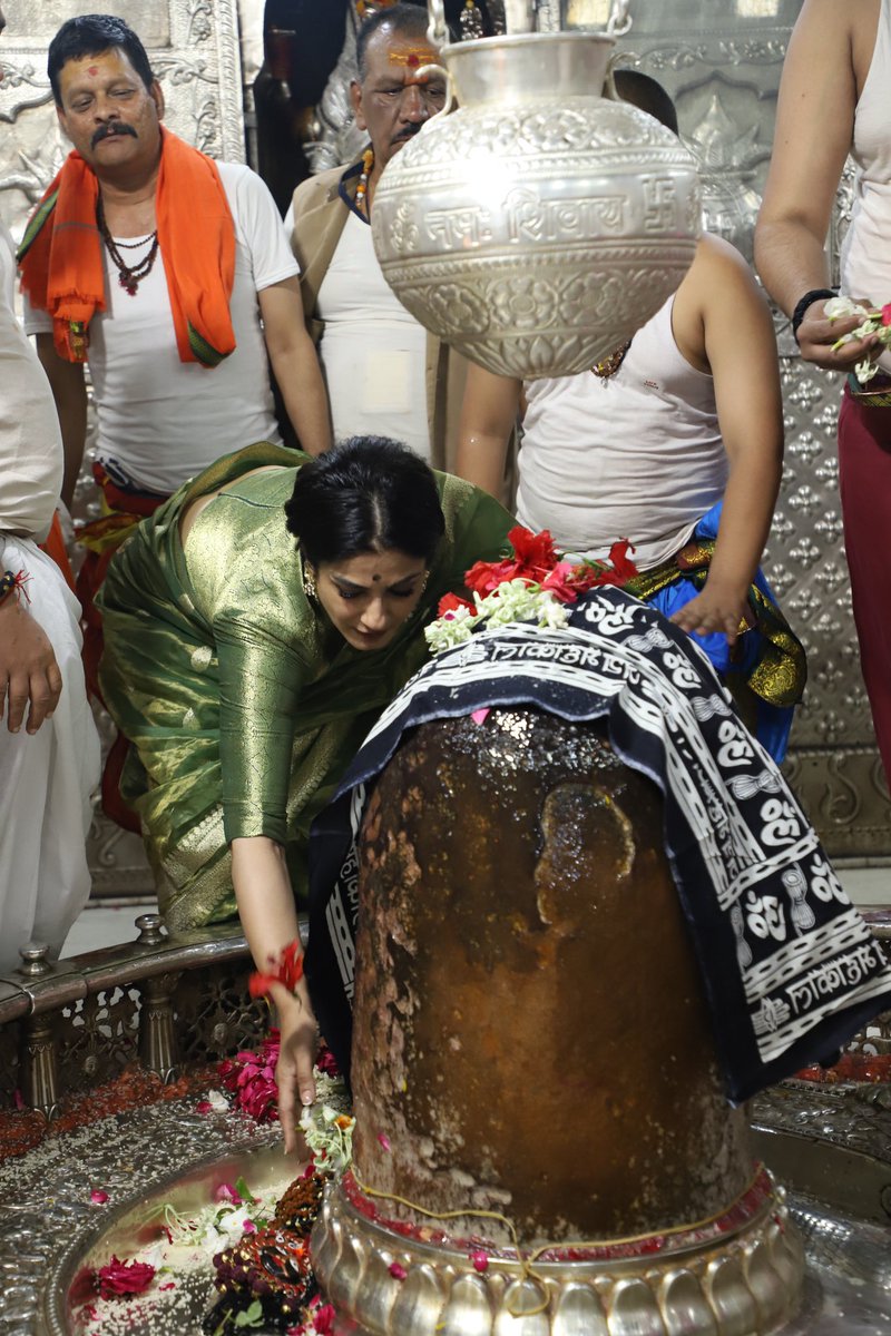 TandonRaveena's tweet photo. ♥️ Har Har Mahadev! 🙏🏻🕉️🙏🏻 #mahakaal 

ॐ तत्पुरुषाय विद्महे, महादेवाय धीमहि, तन्नो रूद्र प्रचोदयात्।। श्रवणनयनजं वा मानसं वापराधम, विहितमविहितं वा सर्वमेतत्क्षमस्व, जय-जय करुणाब्धे, श्री महादेव शम्भो॥ https://t.co/ElRz9j1O7g