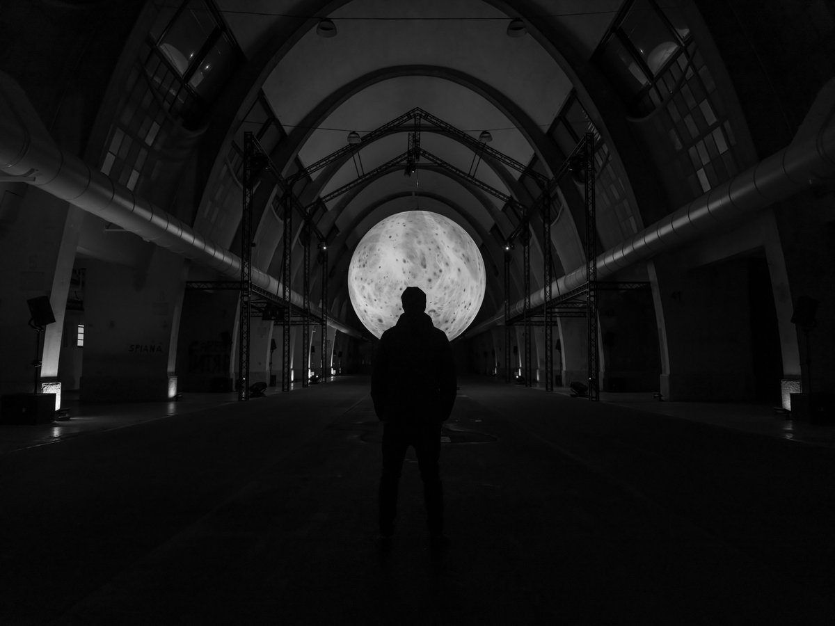 PasquaWinery's tweet photo. Last night at the #GallerieMercatali in Verona the magnificent artistic installation Luna Somnium was presented. This is a site-specific edition by @fuse_works commissioned by @PasquaWinery for #Vinitaly2023 
#PasquaWines #LunaSomnium https://t.co/1GS0coSZqN
