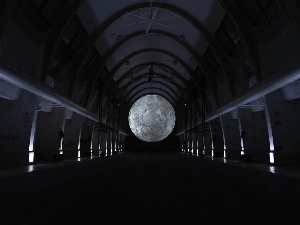 PasquaWinery's tweet photo. Last night at the #GallerieMercatali in Verona the magnificent artistic installation Luna Somnium was presented. This is a site-specific edition by @fuse_works commissioned by @PasquaWinery for #Vinitaly2023 
#PasquaWines #LunaSomnium https://t.co/1GS0coSZqN