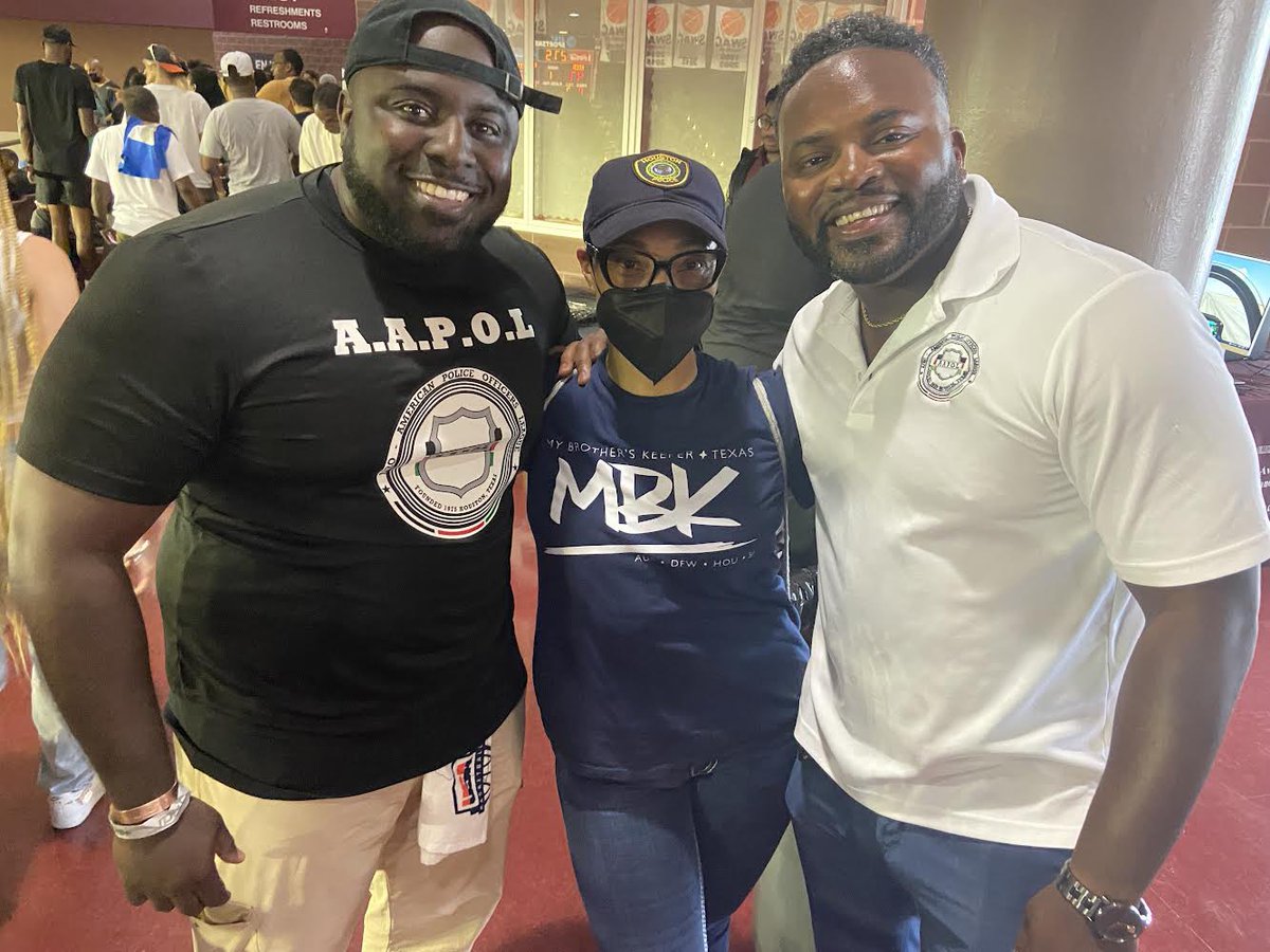 AapolH's tweet photo. Law and Your Community: A WIN-WIN is a program of the My Brother's Keeper Houston initiative that was designed to "eliminate hostile and & deadly encounters" between law enforcement, youth, and citizens in Houston. #AAPOL #Community #Education https://t.co/lzKrIqZbnG