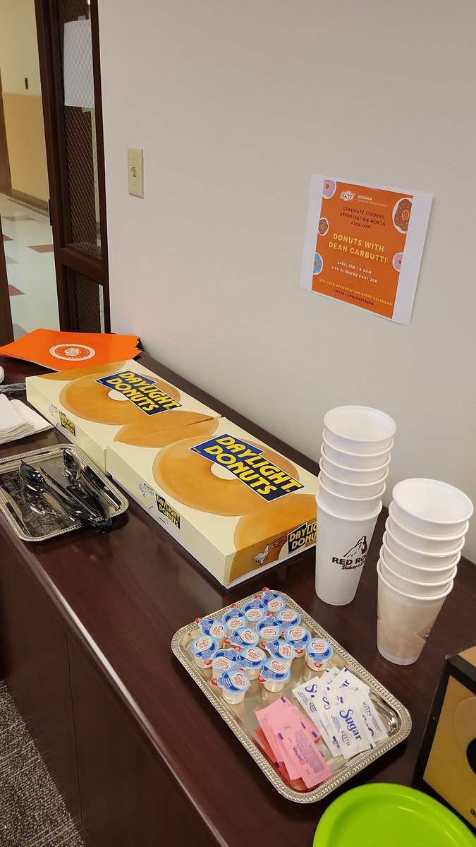 casresearchosu's tweet photo. CAS Grad Students! Donuts w/ Dean Garbutt in Life Science East 206 until 9am! #GradAppreciation #CAScowboys https://t.co/pVvKGfUtMT