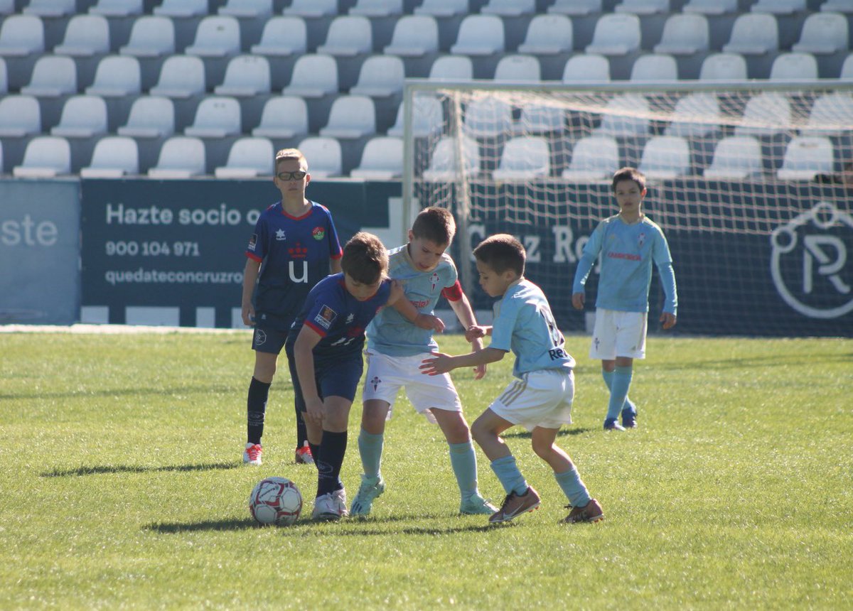 CanteraMostoles's tweet photo. ¡Vaya @TorneoEstrellaM ha hecho nuestro BENJAMÍN A 🤩!

Una vez clasificados para la FASE ORO, vencieron en semifinales a la @CanteiraCeleste, y compitieron muy bien contra @lafabricacrm en la gran final, para quedar segundos 🥈.

¡Enhorabuena 🎉!

#VamosMiMóstoles 🔵 https://t.co/uBSD7nwhg2