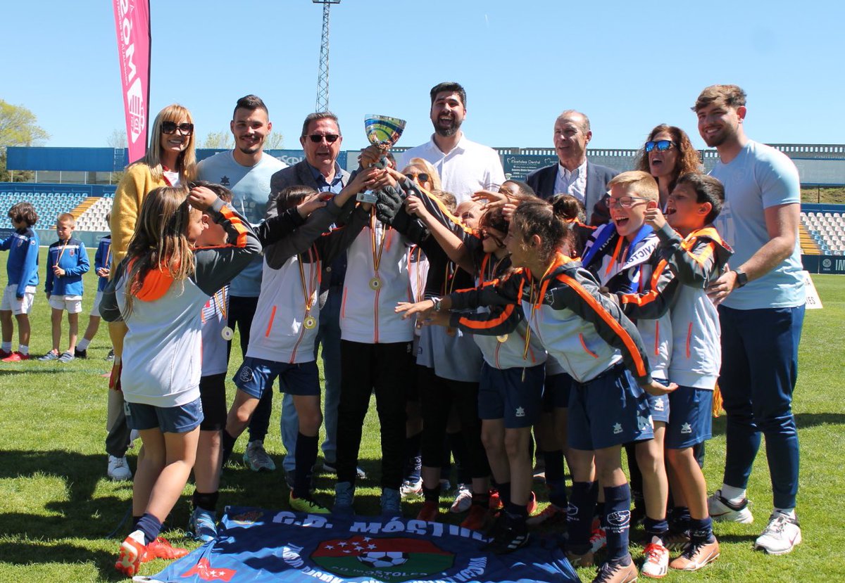 CanteraMostoles's tweet photo. ¡Vaya @TorneoEstrellaM ha hecho nuestro BENJAMÍN A 🤩!

Una vez clasificados para la FASE ORO, vencieron en semifinales a la @CanteiraCeleste, y compitieron muy bien contra @lafabricacrm en la gran final, para quedar segundos 🥈.

¡Enhorabuena 🎉!

#VamosMiMóstoles 🔵 https://t.co/uBSD7nwhg2