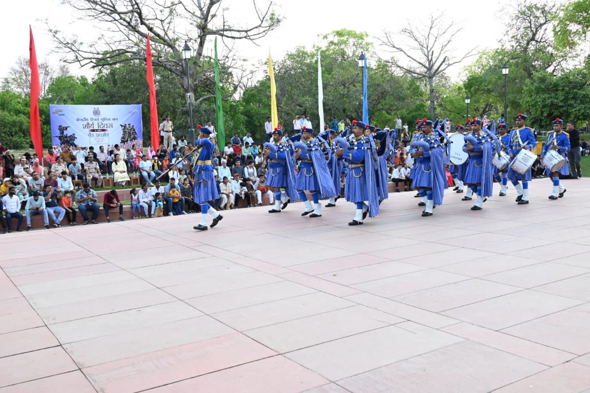 igpnscrpf's tweet image. A musical evening at the India Gate. As a part of Valour Day celebrations on 9 April, @crpfindia Band performed at India Gate before an appreciative crowd @deepakips