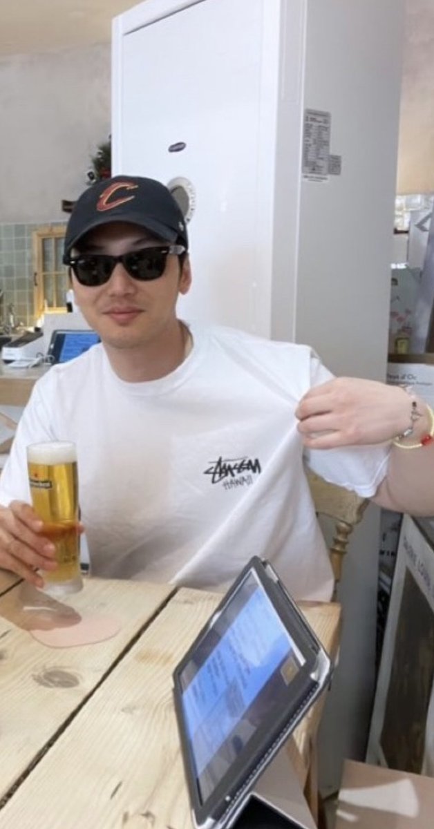 8bo4zq's tweet photo. 맥주 마시는 변요한...넘 좋닿
근데 아저씨 수염은 어디로 갓죠? 
빨리 길러주시길 바랍니다. https://t.co/BZZ3NktooF