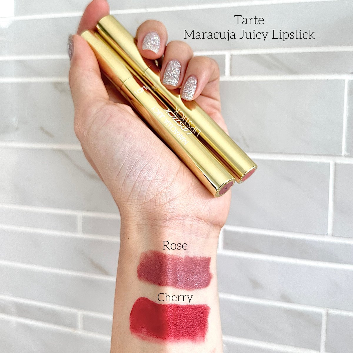 mkmicky's tweet photo. Tarte Maracuja Juicy Lipstick🍍 เนื้อ hybrid เป็นทั้ง lipstick &amp; balm ชุ่มชื้นเนื้อบางเบา ไม่หนักไม่ตกร่อง มีส่วนผสมหลักของเสาวรส หรือเรียกว่า Maracuja ในภาษาบลาซิล! พิกเมนต์ชัด ถ้าไม่ได้กินอะไร ก็อยู่ได้ยาวๆ สีที่ทาคือ Rose

พิกัด: @SephoraThailand

#Mickyyyy #Tarte https://t.co/CIEHIt7OH6