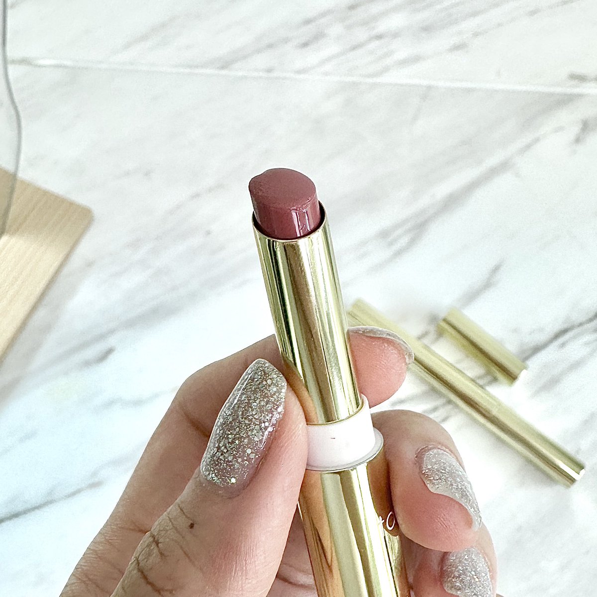 mkmicky's tweet photo. Tarte Maracuja Juicy Lipstick🍍 เนื้อ hybrid เป็นทั้ง lipstick &amp; balm ชุ่มชื้นเนื้อบางเบา ไม่หนักไม่ตกร่อง มีส่วนผสมหลักของเสาวรส หรือเรียกว่า Maracuja ในภาษาบลาซิล! พิกเมนต์ชัด ถ้าไม่ได้กินอะไร ก็อยู่ได้ยาวๆ สีที่ทาคือ Rose

พิกัด: @SephoraThailand

#Mickyyyy #Tarte https://t.co/CIEHIt7OH6