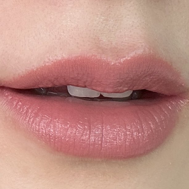mkmicky's tweet photo. Tarte Maracuja Juicy Lipstick🍍 เนื้อ hybrid เป็นทั้ง lipstick &amp; balm ชุ่มชื้นเนื้อบางเบา ไม่หนักไม่ตกร่อง มีส่วนผสมหลักของเสาวรส หรือเรียกว่า Maracuja ในภาษาบลาซิล! พิกเมนต์ชัด ถ้าไม่ได้กินอะไร ก็อยู่ได้ยาวๆ สีที่ทาคือ Rose

พิกัด: @SephoraThailand

#Mickyyyy #Tarte https://t.co/CIEHIt7OH6