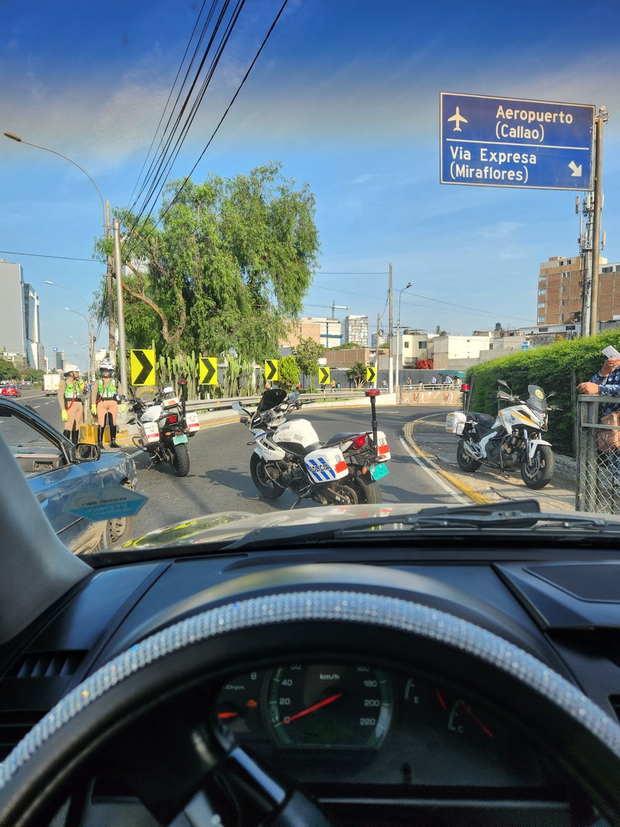 Gyll_VR's tweet photo. Todos los días es la misma vaina con esto, cierran la vía expresa por 30 minutos, los demás que se frieguen y lleguen tarde porque las otras rutas son igual o peor de congestionadas @MuniLima @presidenciaperu hagan algo https://t.co/wIeOXLXiyD
