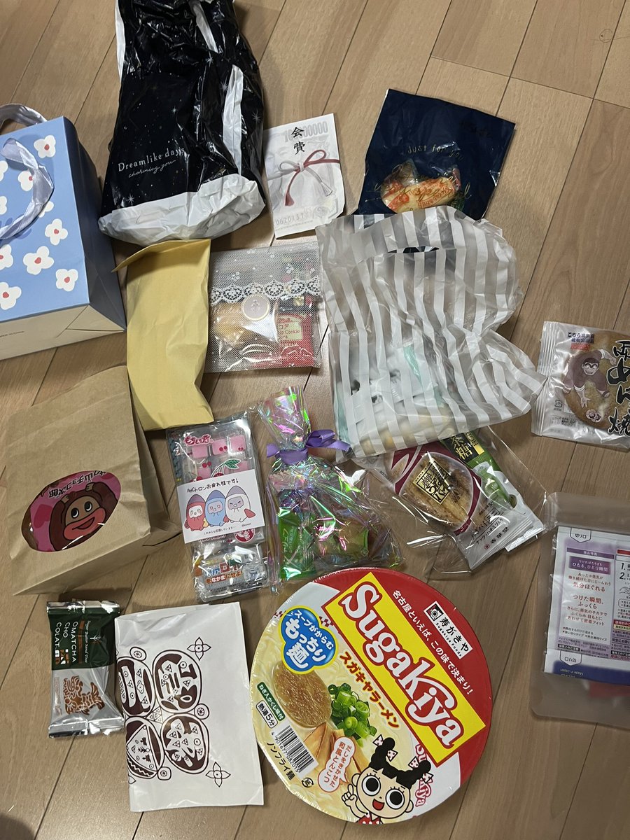 オールヘイルセイバートロンでいつもながらめちゃくちゃお菓子をいただ…取り急ぎ撮ったのでアレですが、美味しくいただきます!
感謝〜! 