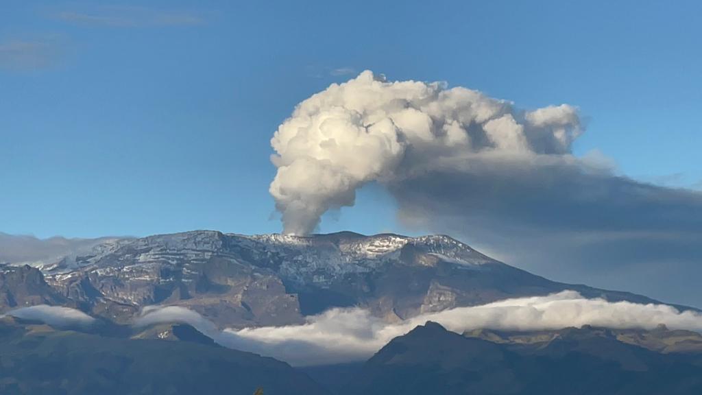ROCHIGALEANO's tweet photo. Asi Amanece el Volcan Nevado del Ruiz hoy 3 de abril. 
Imágenes del Voluntario Johanni Naranjo de la Defensa Civil https://t.co/qQad4CAuBV