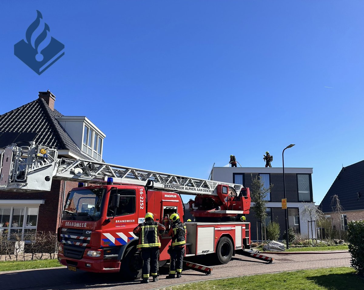 Ter Aar - Dak van een vrijstaande woning in brand, vermoedelijk door zonnepaneel. Brand onder controle.
