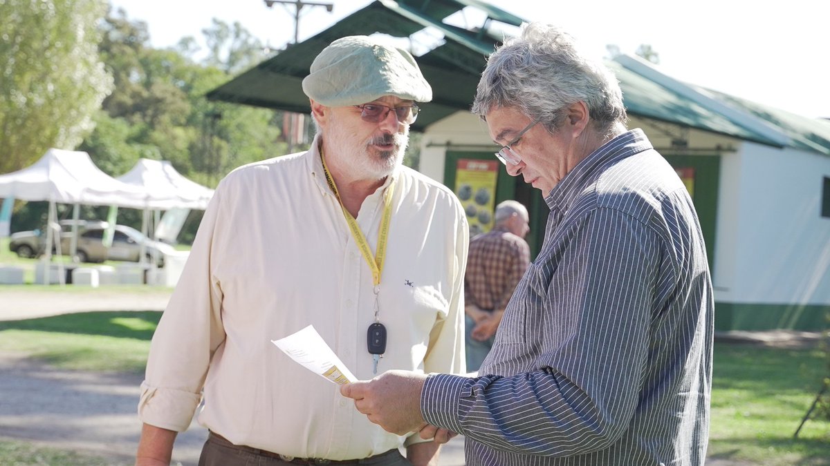 AgrarioPBA's tweet photo. #ApiarioPedroBover El ministro @JavoRodriguezL encabezó el 6° Encuentro Nacional de Criadores de Abejas Reinas, un espacio para impulsar la apicultura bonaerense, donde premiamos a las cabañas con la mejor genética en abejas reinas y acercamos los programas dirigidos al sector. https://t.co/ANvl0Xy0lC
